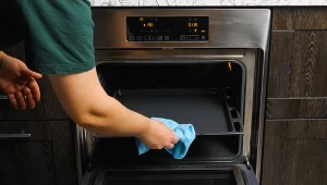 Brud w piekarniku to częsty standard. Można się go szybko pozbyć