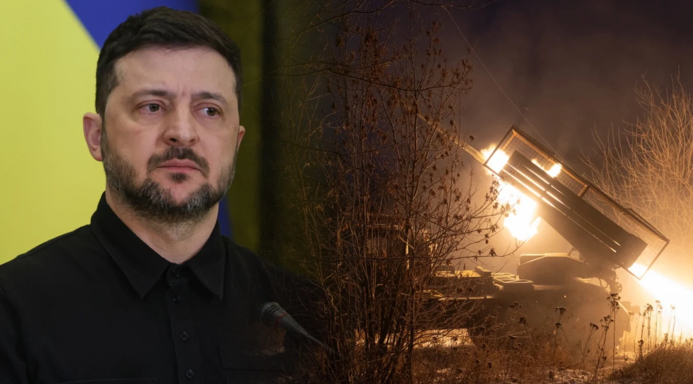 Dziesiątki tysięcy poległych Ukraińców. Wołodymyr Zełenski podliczył straty wojenne Po lewej stronie wyraźnie widoczna twarz mężczyzny w czarnej koszuli na tle flagi Ukrainy, po prawej nocna scena wystrzału pocisku z systemu artyleryjskiego w zaroślach, z intensywnym światłem i dymem.
