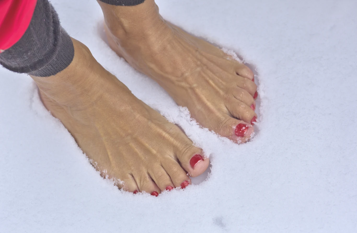 Chodzenie boso po śniegu może mieć niezwykle korzystny wpływ na organizm. Wystarczy, że będziesz robić to regularnie Chodzenie boso po śniegu może mieć niezwykle korzystny wpływ na organizm. Wystarczy, że będziesz robić to regularnie