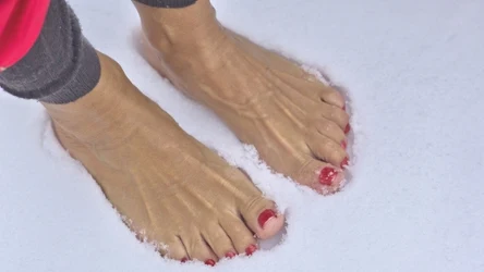 Chodzenie boso po śniegu może mieć niezwykle korzystny wpływ na organizm. Wystarczy, że będziesz robić to regularnie