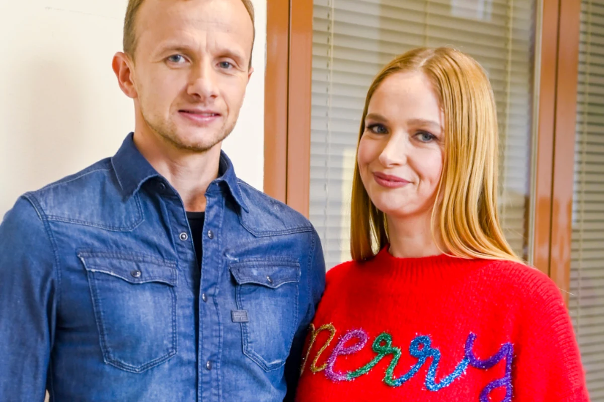 Paweł Bodzianny i Marta Paszkin z "Rolnik szuka żony" Marta Paszkin i Paweł Bodzianny z programu Rolnik szuka żony pozują w jasnym pomieszczeniu.