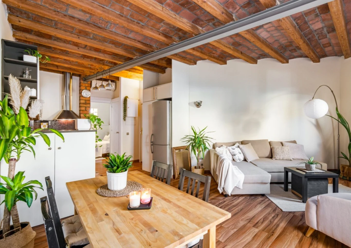 Praktyczne wskazówki dotyczące wyboru mebli, kolorów i dodatków, aby nawet niewielkie mieszkanie stało się eleganckie i luksusowe.