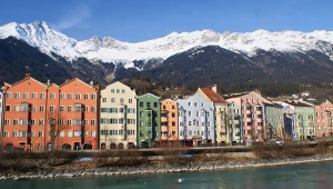Perła Tyrolu na każdą porę roku. Kolorowe kamienice i góry robią wrażenie