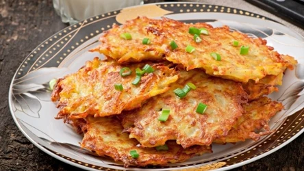 Na grubej tarce, puszyste, a może na słodko? 3 przepisy na chrupiące placki ziemniaczane  