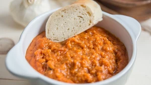 Obłędna pomidorowa po włosku. Dzięki temu składnikowi syci na długo