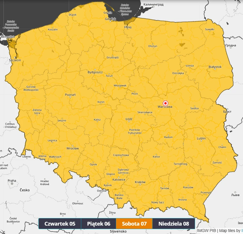 Mapa Polski w intensywnym żółtym kolorze z zaznaczonymi granicami miast, oznaczeniem Warszawy i wyróżnionymi datami dni tygodnia, co sugeruje prognozę lub alert meteorologiczny obejmujący cały kraj.