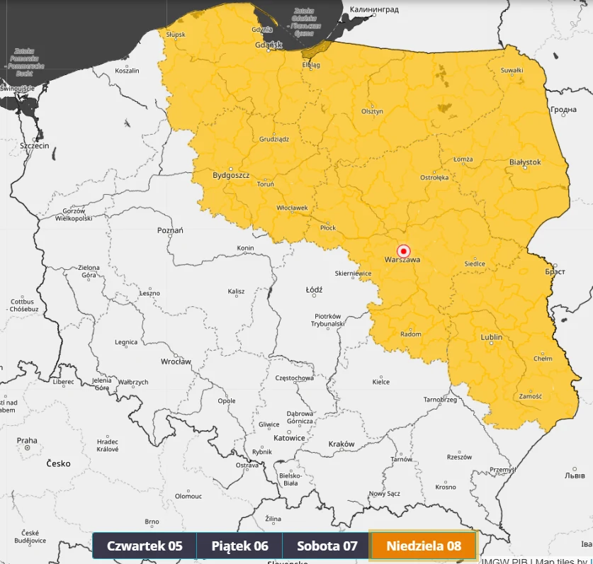 Kolorowa mapa Polski z zaznaczonymi województwami północno-wschodnimi na żółto, obejmująca obszar od Bydgoszczy i Gdańska po Lublin oraz granicę z Białorusią. W centrum oznaczona Warszawa oraz pod spodem legenda dni tygodnia w różnych kolorach.