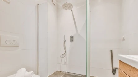 Prysznic typu walk-in zyskuje coraz większą popularność w Polsce. 