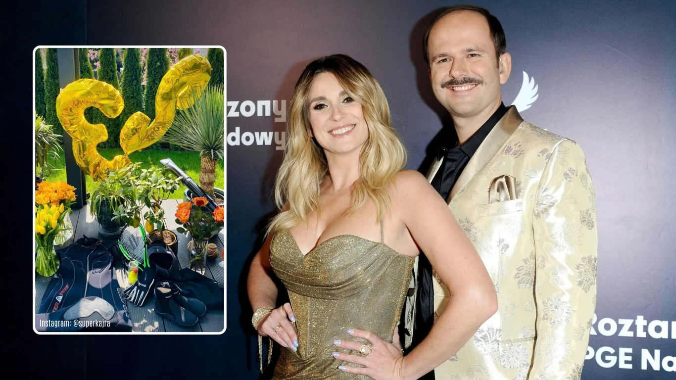 Para ubrana w eleganckie, złote stroje pozuje razem na tle ciemnej ścianki eventowej. W lewym górnym rogu umieszczono wstawkę przedstawiającą aranżację kwiatową z żółtymi dekoracjami i różnymi roślinami.