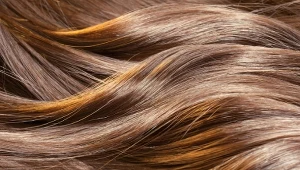 Włosy suche jak siano po farbowaniu? Nafta kosmetyczna działa cuda już po pierwszym użyciu