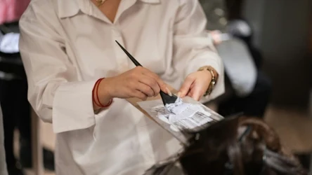 Grombre to hit 2025 roku w koloryzacji siwych włosów. Efekt utrzymuje się nawet pół roku