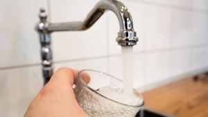 Woda wodzie nierówna. W jakich krajach (i dlaczego właśnie tam) unikać kranówki?