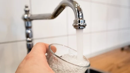 Woda wodzie nierówna. W jakich krajach (i dlaczego właśnie tam) unikać kranówki?