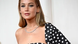 Jennifer Lawrence w siatkowych balerinach. Zbierają mieszane recenzje
