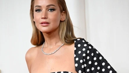 Jennifer Lawrence w siatkowych balerinach. Zbierają mieszane recenzje