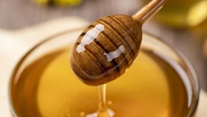 Lepszy od najdroższych kosmetyków. Jak stosować miód na skórę?