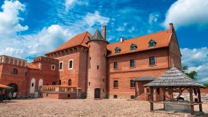 Królewski zamek w malowniczym miasteczku. Tutaj trzymano wyjątkowe skarby