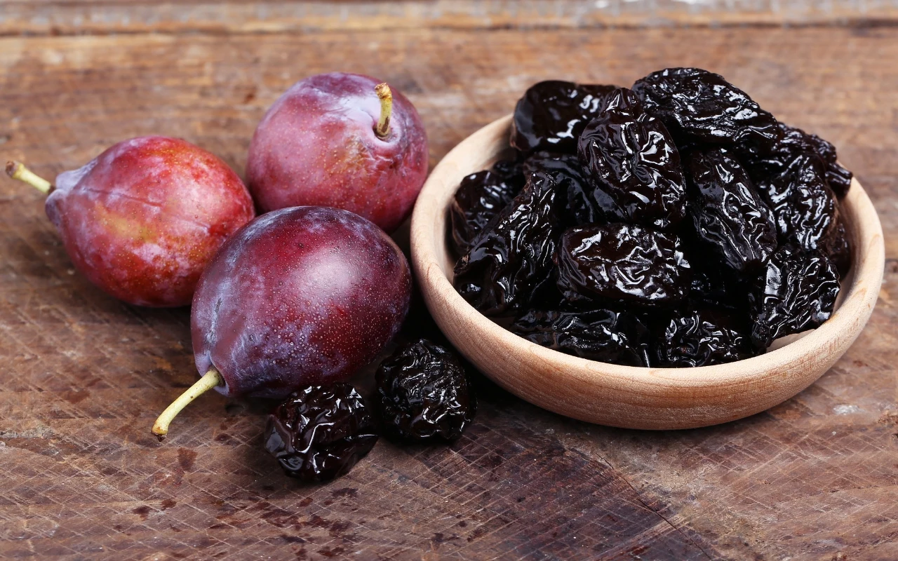 Suszone śliwki są cenne dla kobiet po menopauzie Suszone śliwki są cenne dla kobiet po menopauzie