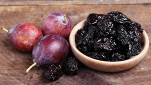 Suszone śliwki zapobiegają osteoporozie i spowalniają starzenie się skóry. Najlepsza przekąska dla kobiet po menopauzie