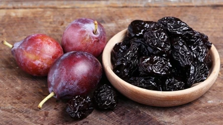 Suszone śliwki zapobiegają osteoporozie i spowalniają starzenie się skóry. Najlepsza przekąska dla kobiet po menopauzie