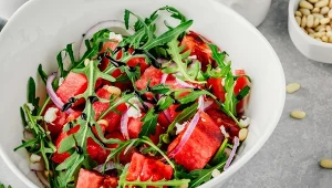 Szybkie sałatki z arbuza w wersji wytrawnej. Idealne na letnie spotkania