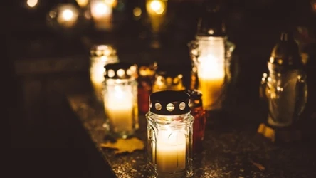 Skąd się wziął zwyczaj palenia zniczy? Stoi za nim ciekawa tradycja