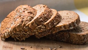 Jest najzdrowszy i najczęściej "podrabiany". Jak rozpoznać prawdziwy chleb żytni razowy na zakwasie? 