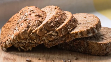 Jest najzdrowszy i najczęściej "podrabiany". Jak rozpoznać prawdziwy chleb żytni razowy na zakwasie? 