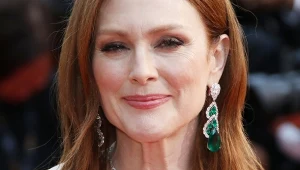 Fryzura, która odmładza po "50". Pasuje do każdej urody i różnych rodzajów włosów