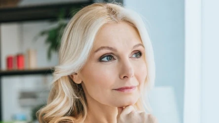 Makijażowe triki dla kobiet po 40. roku życia. Cerze dodadzą blasku, a paniom pewności siebie 