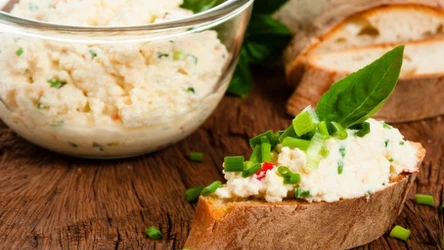 Nie tylko w porze śniadania. 5 pomysłów na twarogowe pasty smakami świata inspirowane