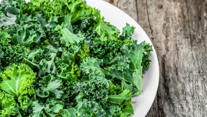 Jarmuż, czyli... kapusta. O puszczonym w niepamięć (choć starożytnym) warzywie, które zostało superfoodem