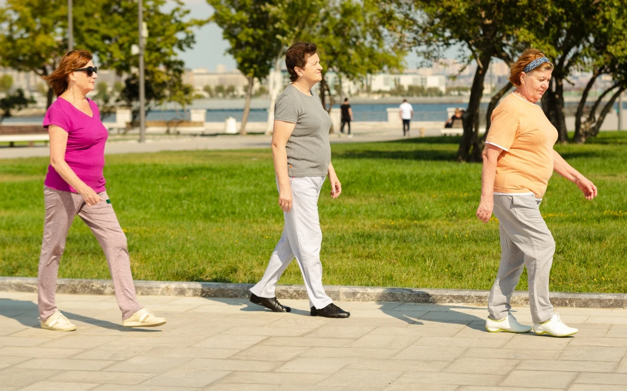 Chodzenie jest ważne dla zdrowia, zwłaszcza osób w dojrzałym wieku