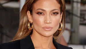 Chcesz wyglądać szczuplej na zdjęciach? Poznaj szybkie triki makijażowe w stylu gwiazd 