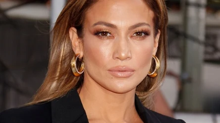 Chcesz wyglądać szczuplej na zdjęciach? Poznaj szybkie triki makijażowe w stylu gwiazd 