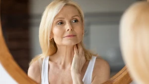 Ten obszar skóry zdradza wiek najbardziej. 5 sprawdzonych trików na jędrną szyję bez zmarszczek