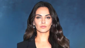 Mila Kunis zachwyca błyszczącymi włosami. Gwiazda stawia na prostą pielęgnację i sprytny trik