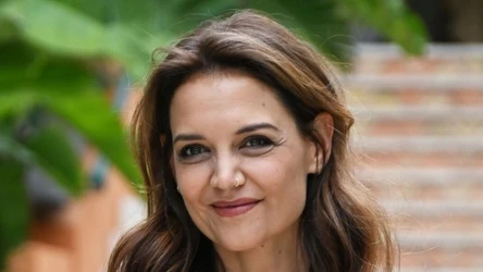 Katie Holmes już je nosi, chociaż nie wszystkim się podobają. To najmodniejsze baleriny na wiosnę 2025