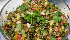 Wiosenny obiad według Ewy Wachowicz. Skuś się na aromatyczną kaszę gryczaną z nowalijkami