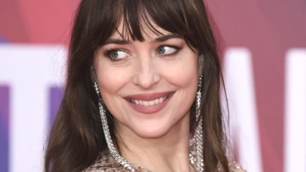 Francuska grzywka - najbardziej uroczy trend fryzjerski 2025 roku