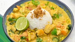 Curry z delikatnym kurczakiem kukurydzianym i ryżem jaśminowym według Mateusza Gesslera