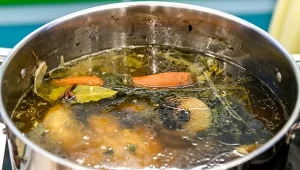 Przepis Ewy Wachowicz na rosół na zagrodowym kurczaku z domowym makaronem