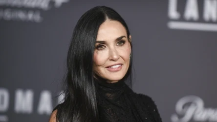Mniej już nie znaczy więcej. Demi Moore w sukni z cekinami skradła show na rozdaniu nagród