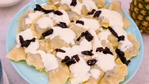 regionalne pierogi z wędzonymi śliwkami
