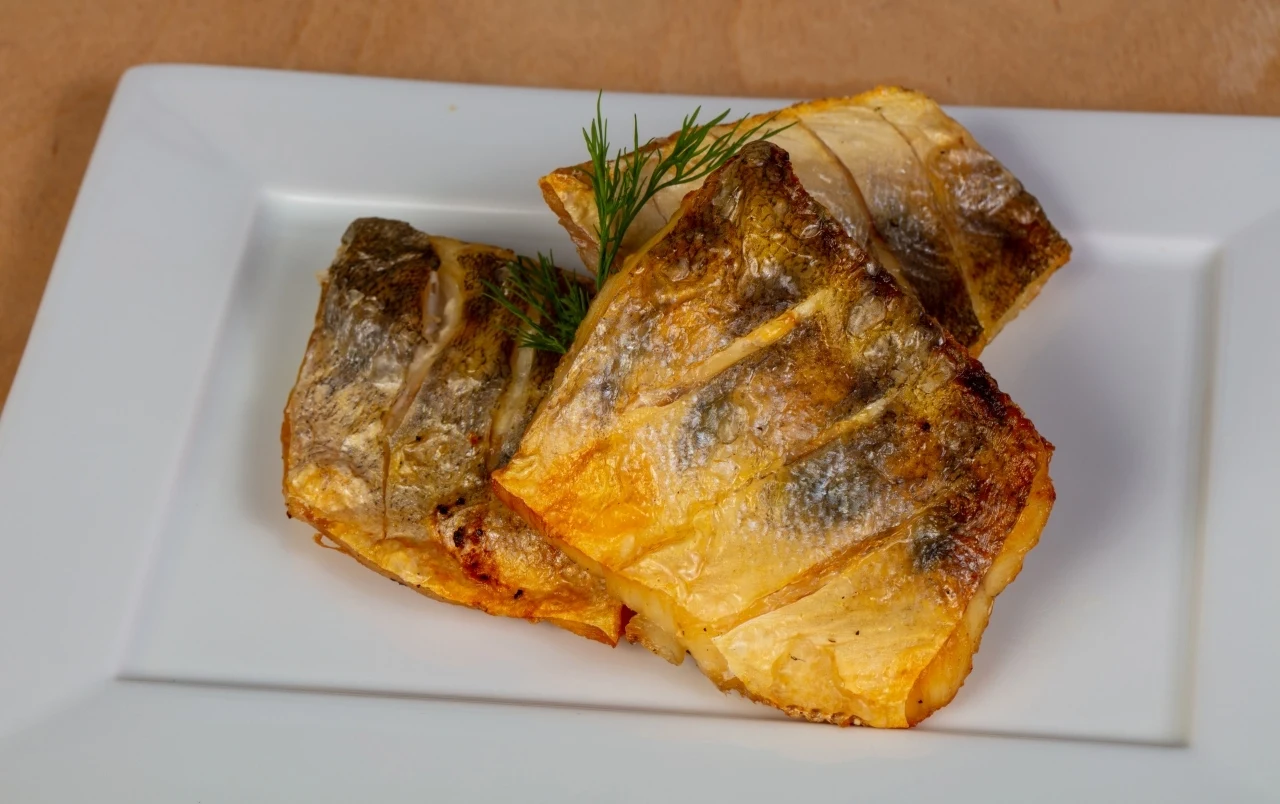 Sandacz pieczony po polsku – przepis na delikatną rybę z sosem chrzanowym i młodymi ziemniakami Sandacz pieczony po polsku – przepis na delikatną rybę z sosem chrzanowym i młodymi ziemniakami