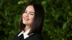 Jej zamszowy płaszcz to hit wiosny. Świetnie wygląda z dżinsami