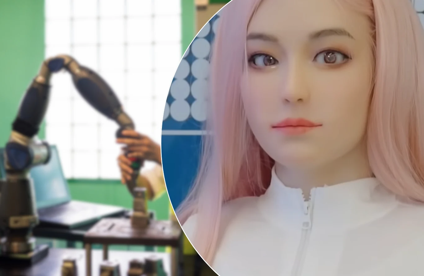 Zbliżenie na realistycznego, humanoidalnego robota z długimi, jasnoróżowymi włosami i delikatnymi rysami twarzy po prawej stronie oraz widok na robota przemysłowego manipulującego przedmiotami na tle laboratorium po lewej stronie.
