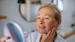 Zmiany na twarzy bywają jednym z pierwszych objawów niedoczynności tarczycy, choć wiele osób przez długi czas je bagatelizuje