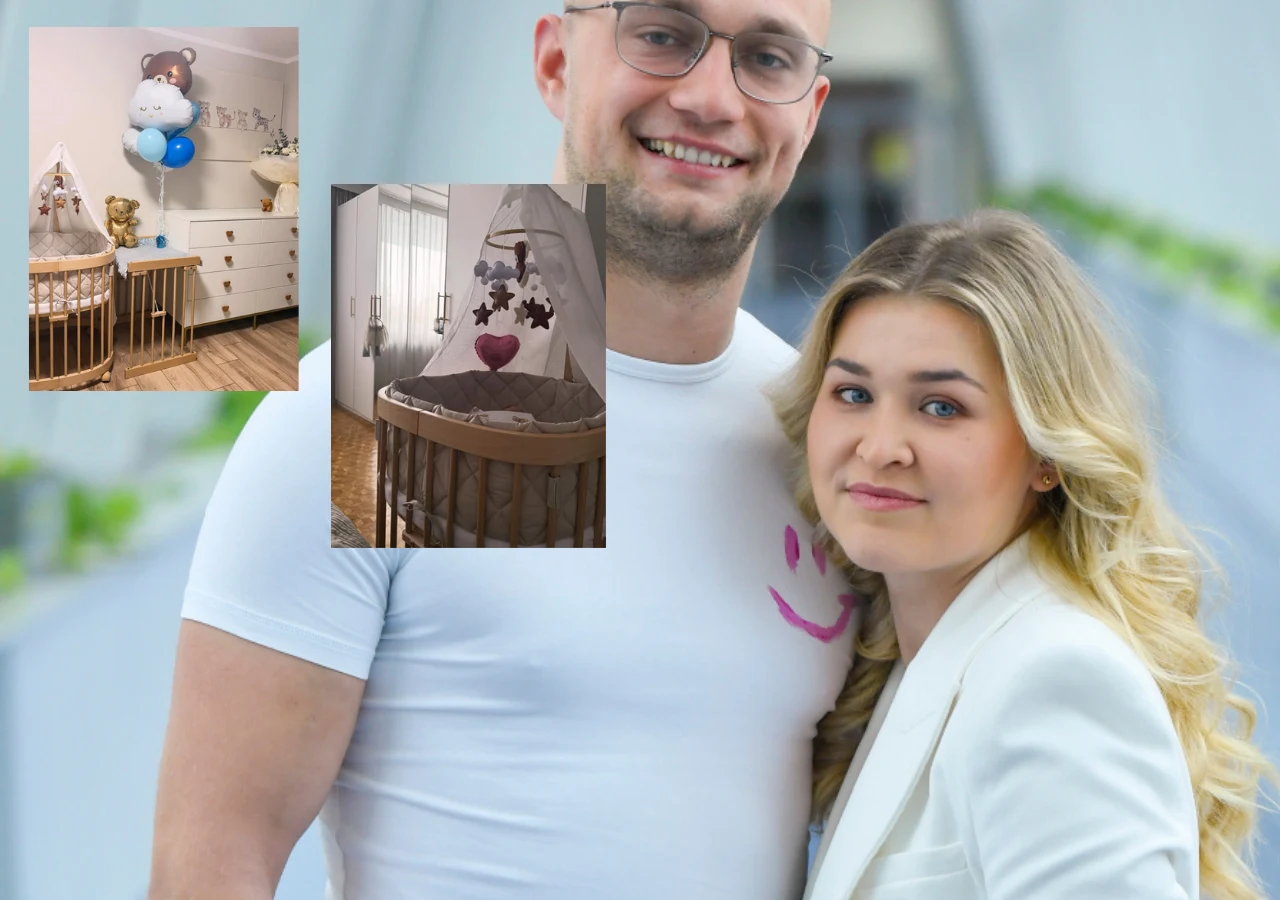 Uśmiechnięta para młodych ludzi stoi razem, obejmując się. Na ich torsach widać subtelny rysunek uśmiechu. W tle nałożone dwa mniejsze zdjęcia pokazujące pokoik niemowlęcy z łóżeczkiem, baldachimem i dziecięcymi dekoracjami.