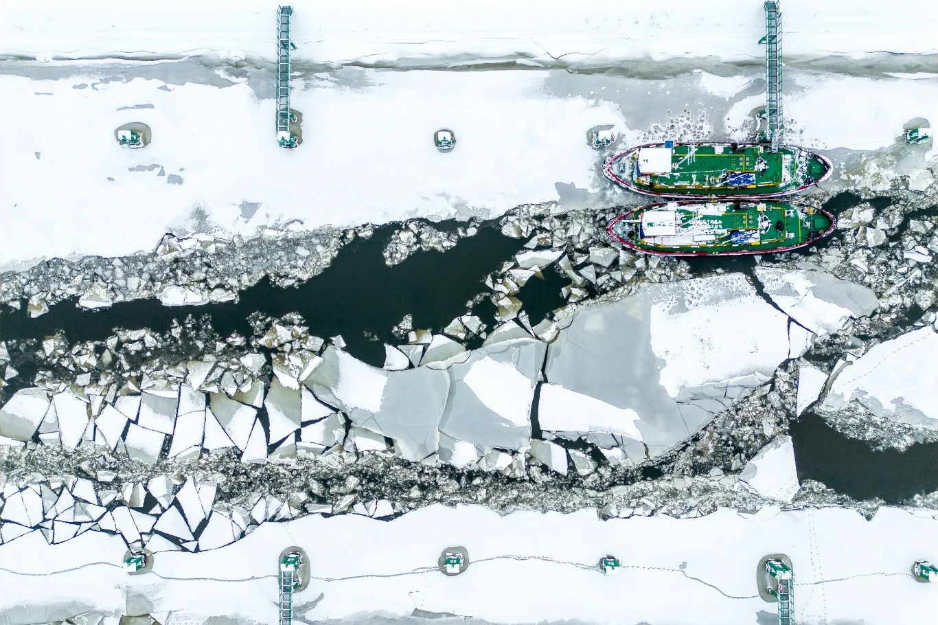 Lodołamacze, aby móc wskoczyć na gruby lód, by przygnieść go masą, muszą mieć dziób pochylony